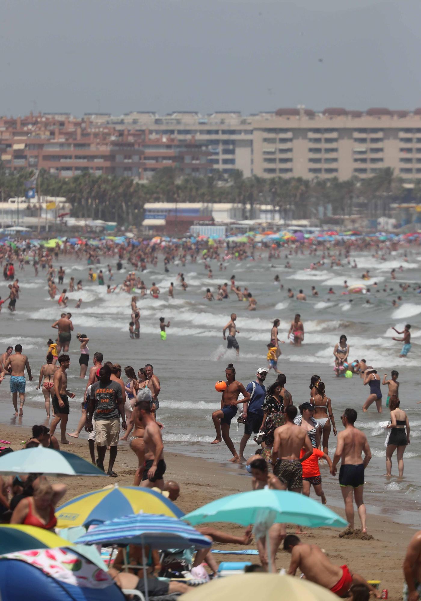 La playa y las terrazas, de nuevo, llenas