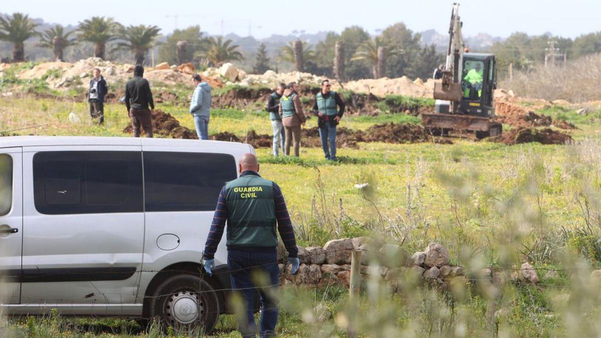 Los guardias abrieron grandes  zanjas en la finca. | EFE