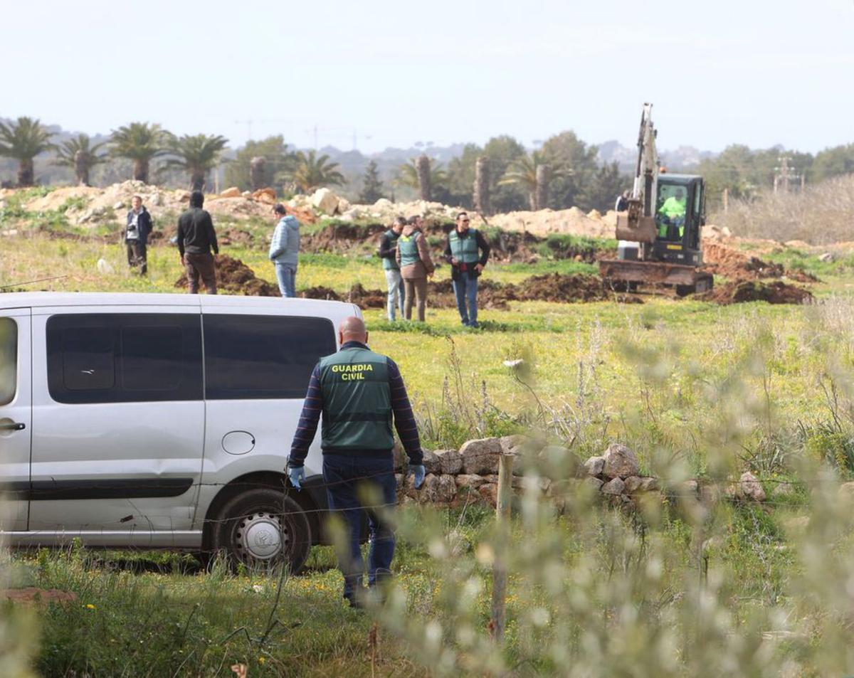 Los guardias abrieron grandes  zanjas en la finca. | EFE