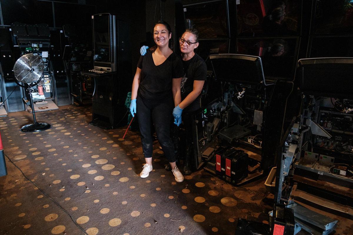 Sabrina e Izabela posan en el salón de juego