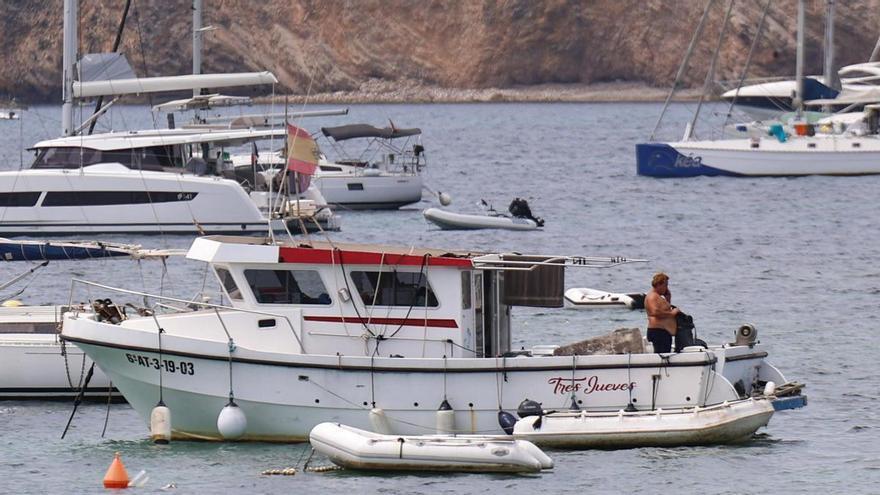 El 'pirata' de Porroig se hace de oro con sus fondeos ilegales en otra bahía de Ibiza: "Nos ha rogado que no le denunciemos, pero ya estamos hartos"