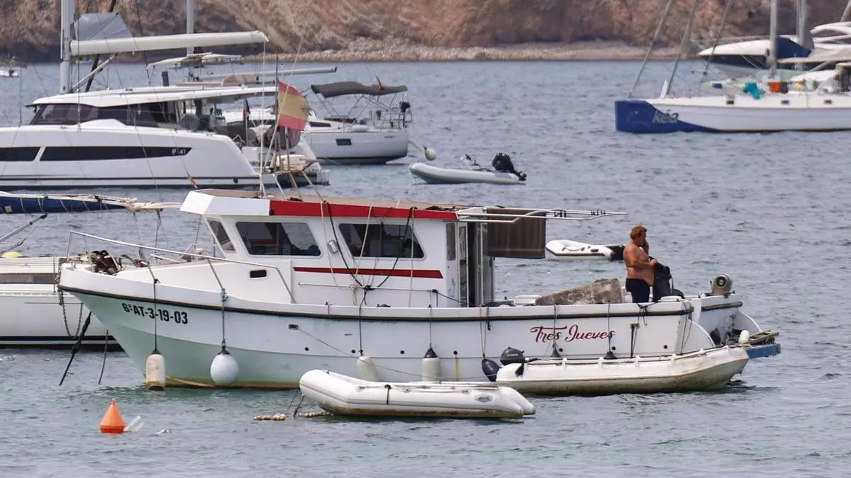 El 'pirata' de Porroig se hace de oro con sus fondeos ilegales en otra bahía de Ibiza: "Nos ha rogado que no le denunciemos, pero ya estamos hartos"