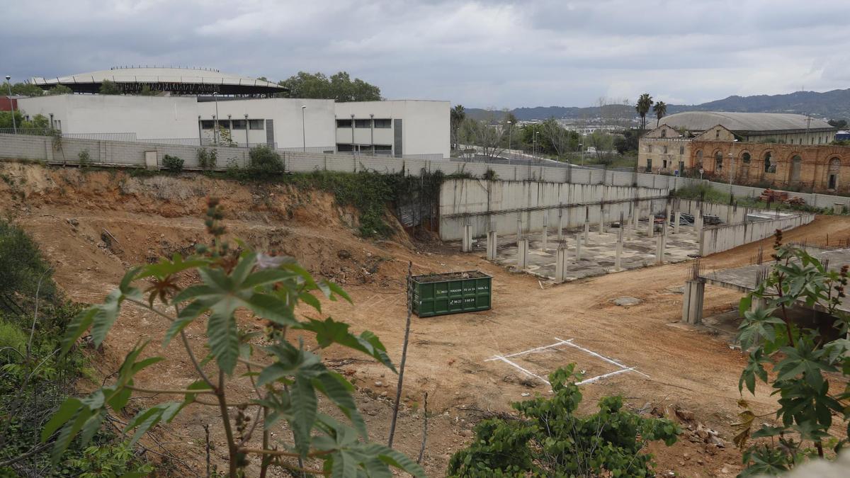 La parcela de la Avenida Juan Francés donde se proyecta el nuevo bloque de pisos, junto a la EOI.