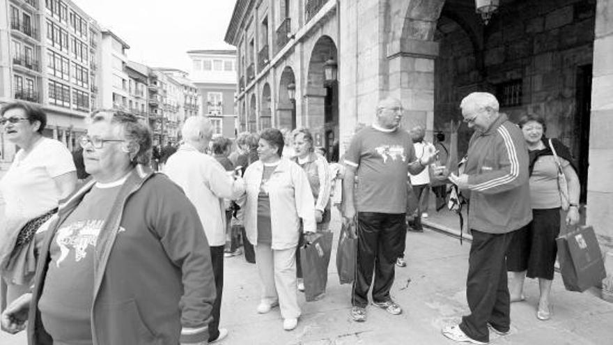 Participantes del grupo «Por tu Salud, Camina», ayer, en El Parche, tras participar en un acto contra el tabaco.