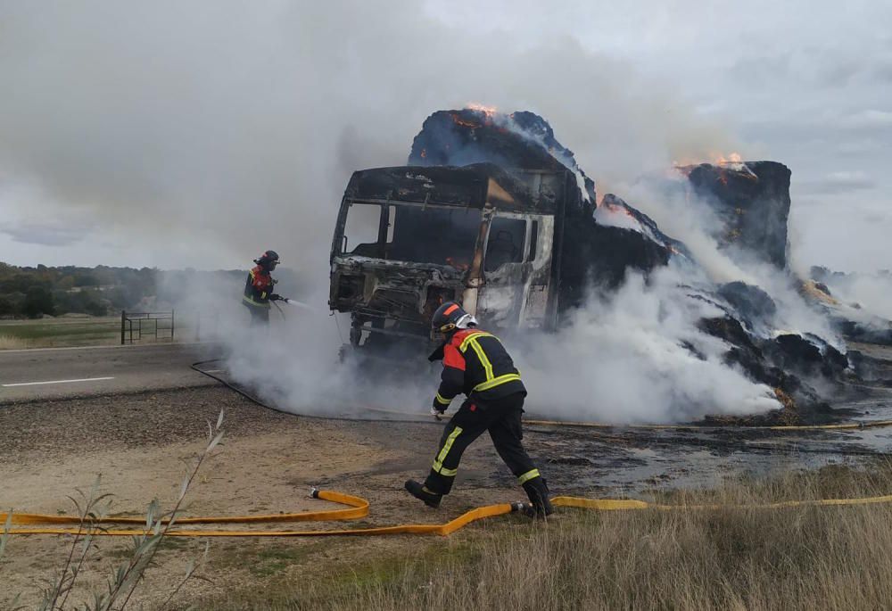 Las imágenes del incendio de un camión en N-122, a la altura de Muelas del Pan