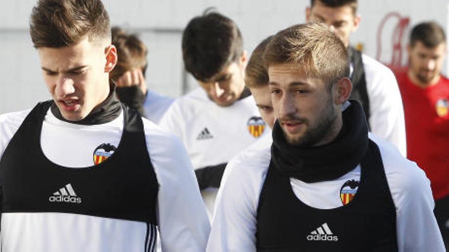 Fede, charlando con Santi Mina en un entrenamiento.