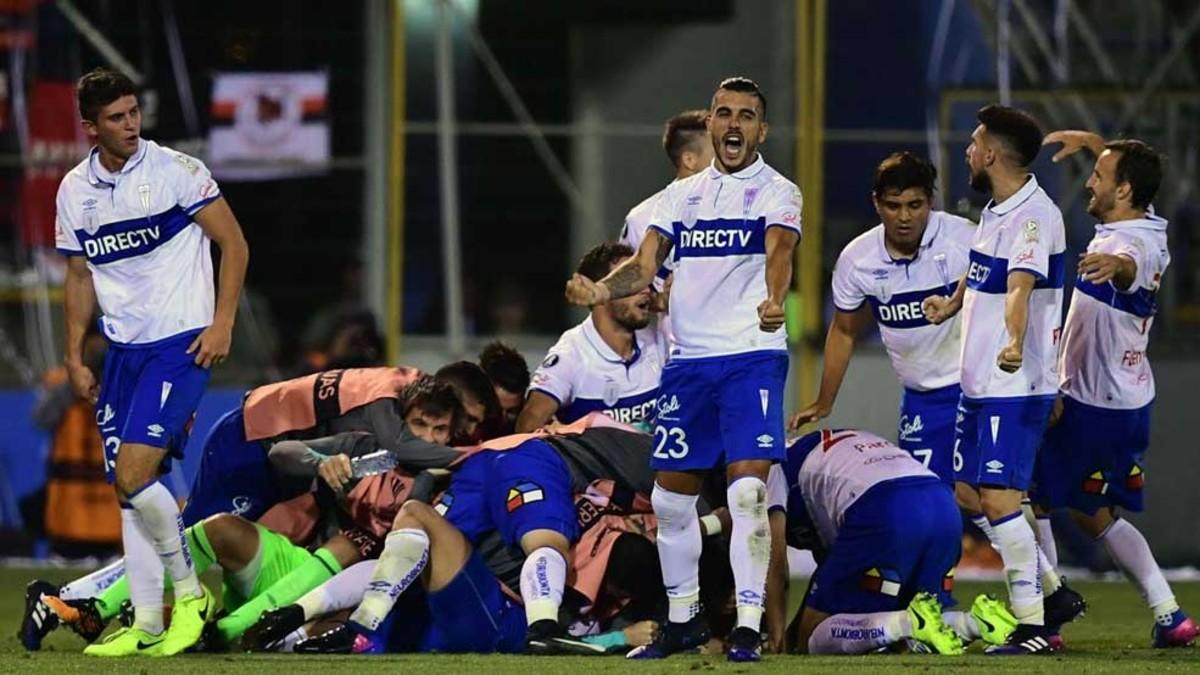 Los jugadores de Universidad Católica celebran el gol de la victoria