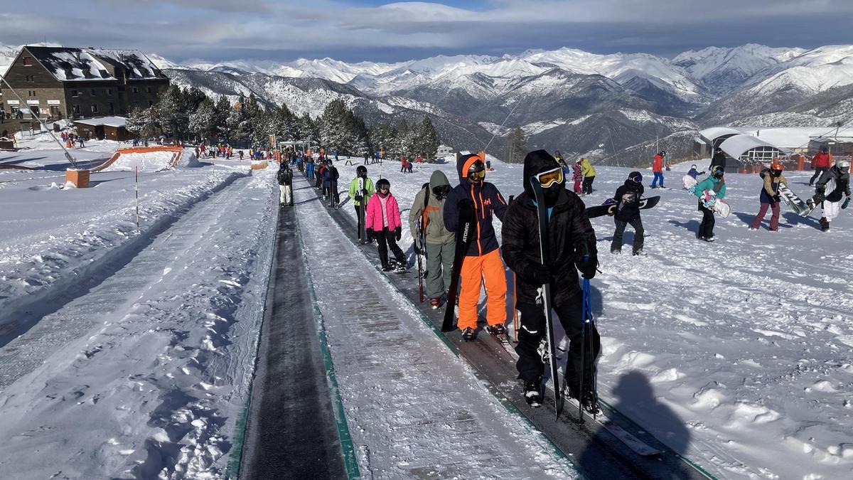 Alguns esquiadors a Port Ainé que, tot i el vent, han volgut gaudir de la neu