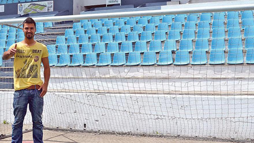 Xavi Ginard posa en el Estadio Balear ayer por la mañana.