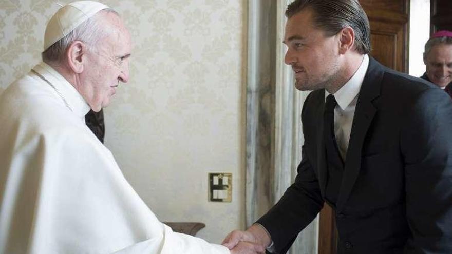 El papa Francisco y Leonardo Dicaprio, ayer, en el Vaticano.