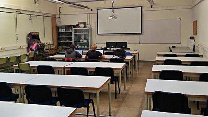 Dos alumnes del CFGM d&#039;Instal·lacions de Telecomunicacions al Lacetània, on normalment hi ha uns trenta alumnes a l&#039;aula, ahir
