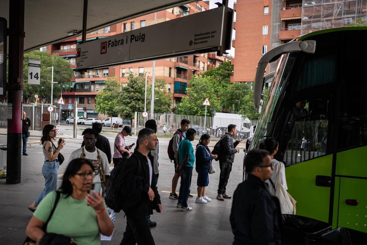 Pasajeros en el exterior de la estación de Fabra i Puig buscan alternativa de transporte tras el robo de cobre que ha paralizado Rodalies