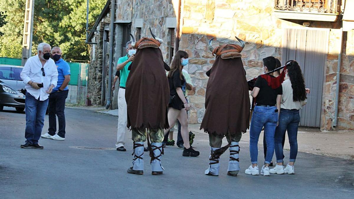 Vecinos de Pobladura de Aliste representando a personajes de la mascarada. | Ch. S. 