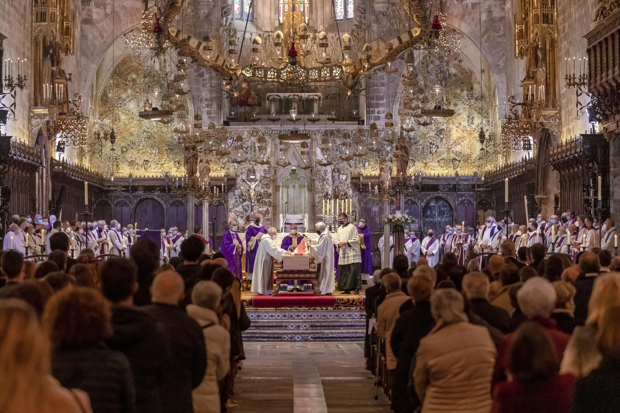 Mas de 1.200 personas abarrotan la seu para dar el último adiós al obispo Toni Vadell