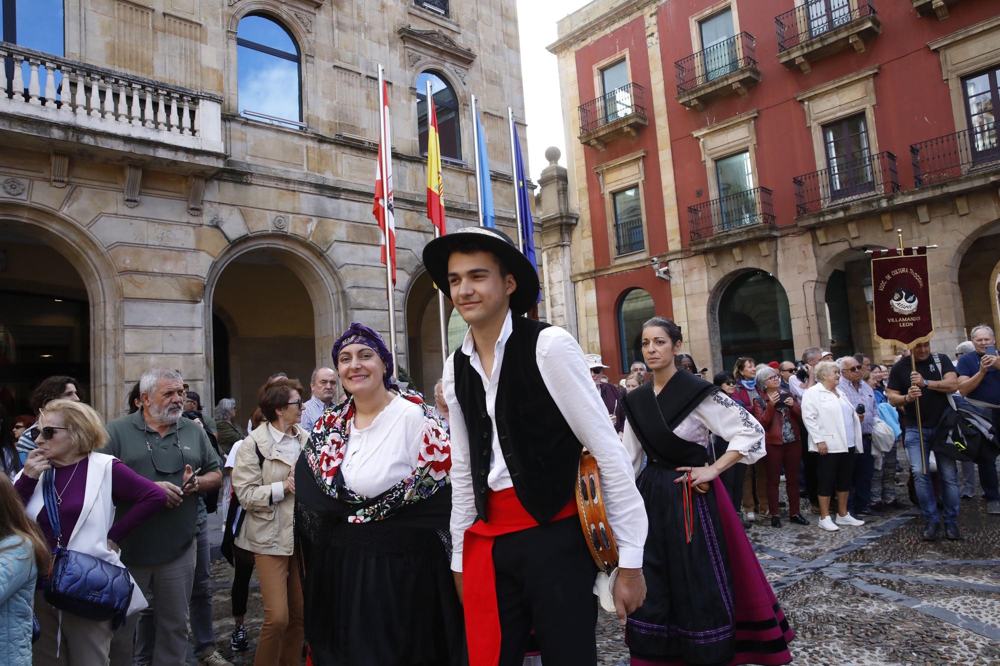 En imágenes: Gijón celebra el Día de León con bailes y el desfile de pendones