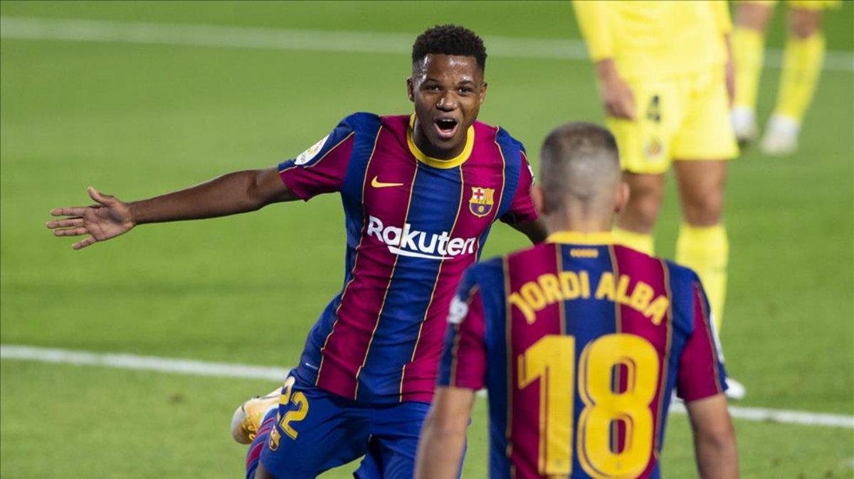 Ansu Fati celebra un gol con Jordi Alba