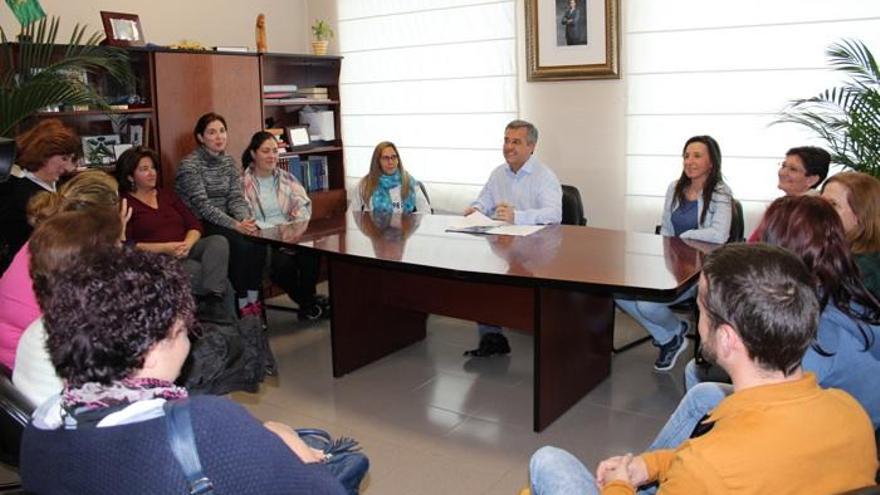 El alcalde de  Estepona, José María García Urbano, recibió a las nuevas auxiliares del servicio de ayuda a domicilio.