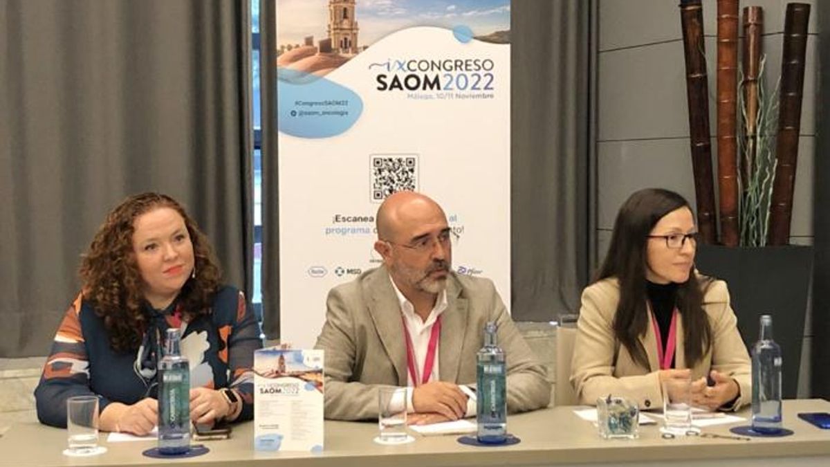 De izquierda a derecha: La Dra. Ana Laura Ortega, vicepresidenta de la SAOM; el Dr. Antonio Rueda Domínguez, presidente de la SAOM, y la Dra. Elisabeth Pérez, responsable del Comité Científico del Congreso