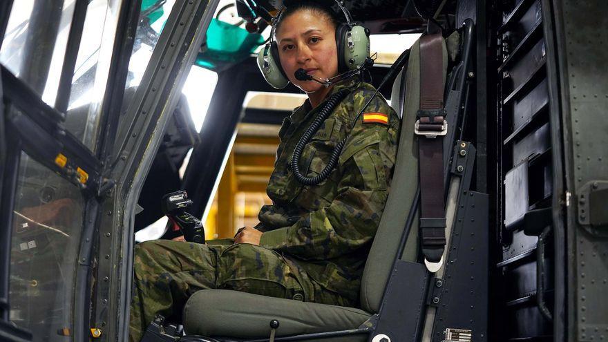 Mayra Villamarín, en un helicóptero del Ejército.