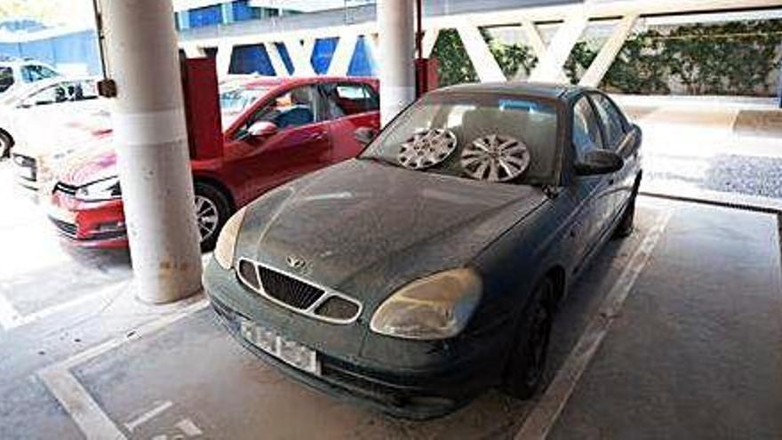 Coche que estaba aparcado ayer en el aparcamiento con signos de abandono.