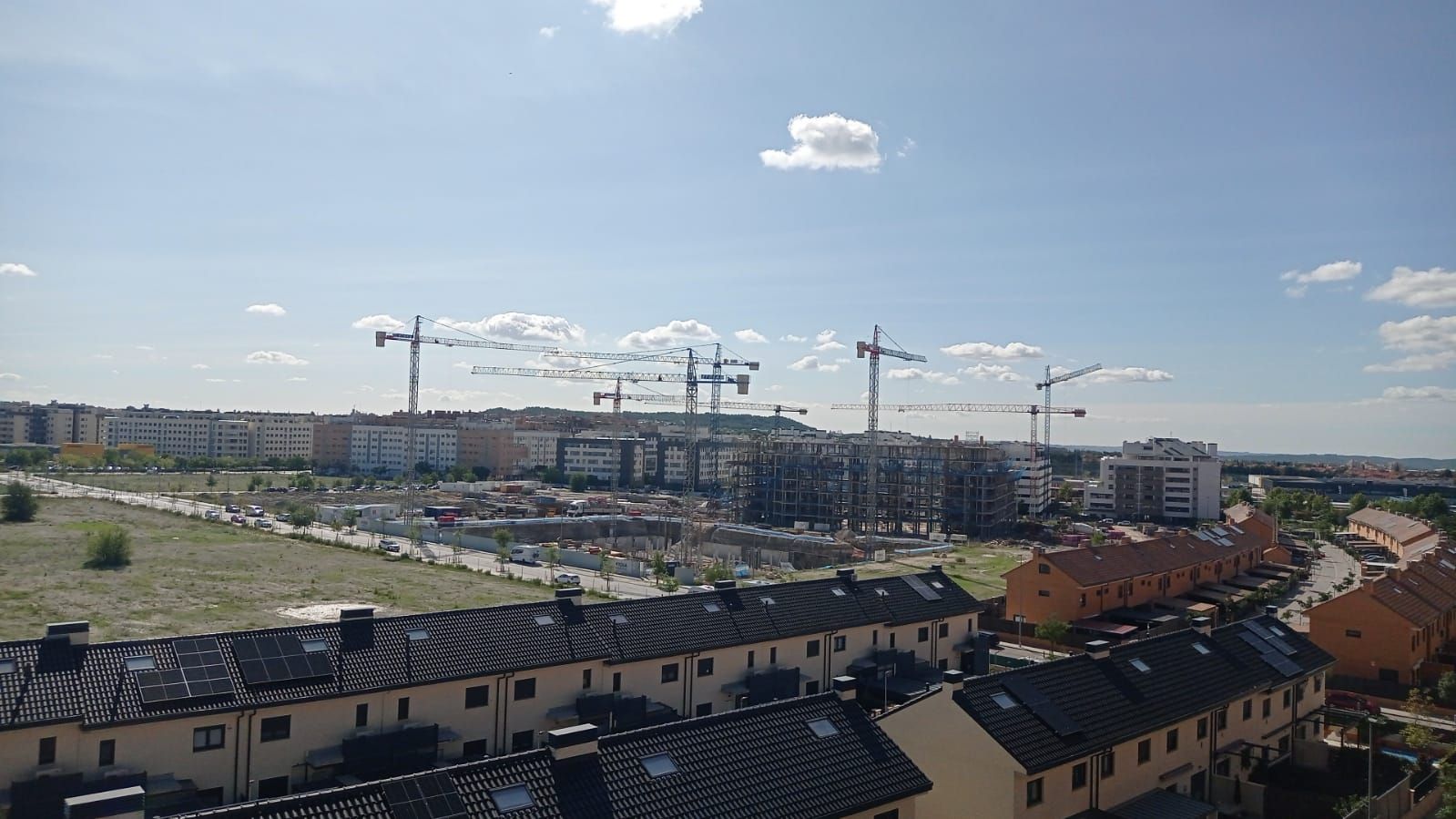Vista del barrio de La Luna, con pisos y chalés ya acabados, otros en construcción y muchas parcelas todavía vacías.