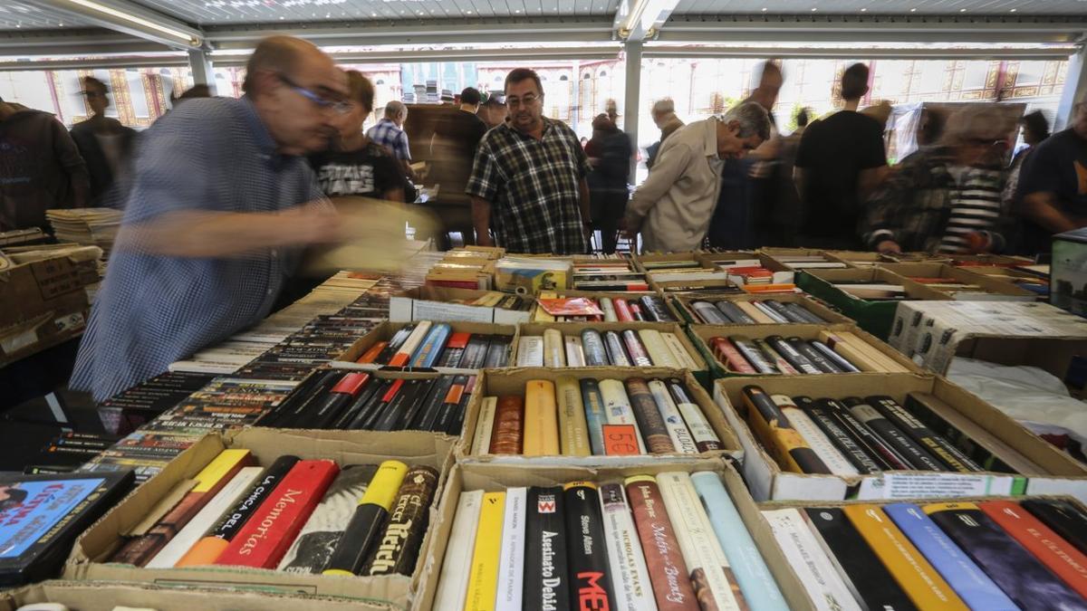 La venta de libros de segunda mano en el Mercat de Sant Antoni