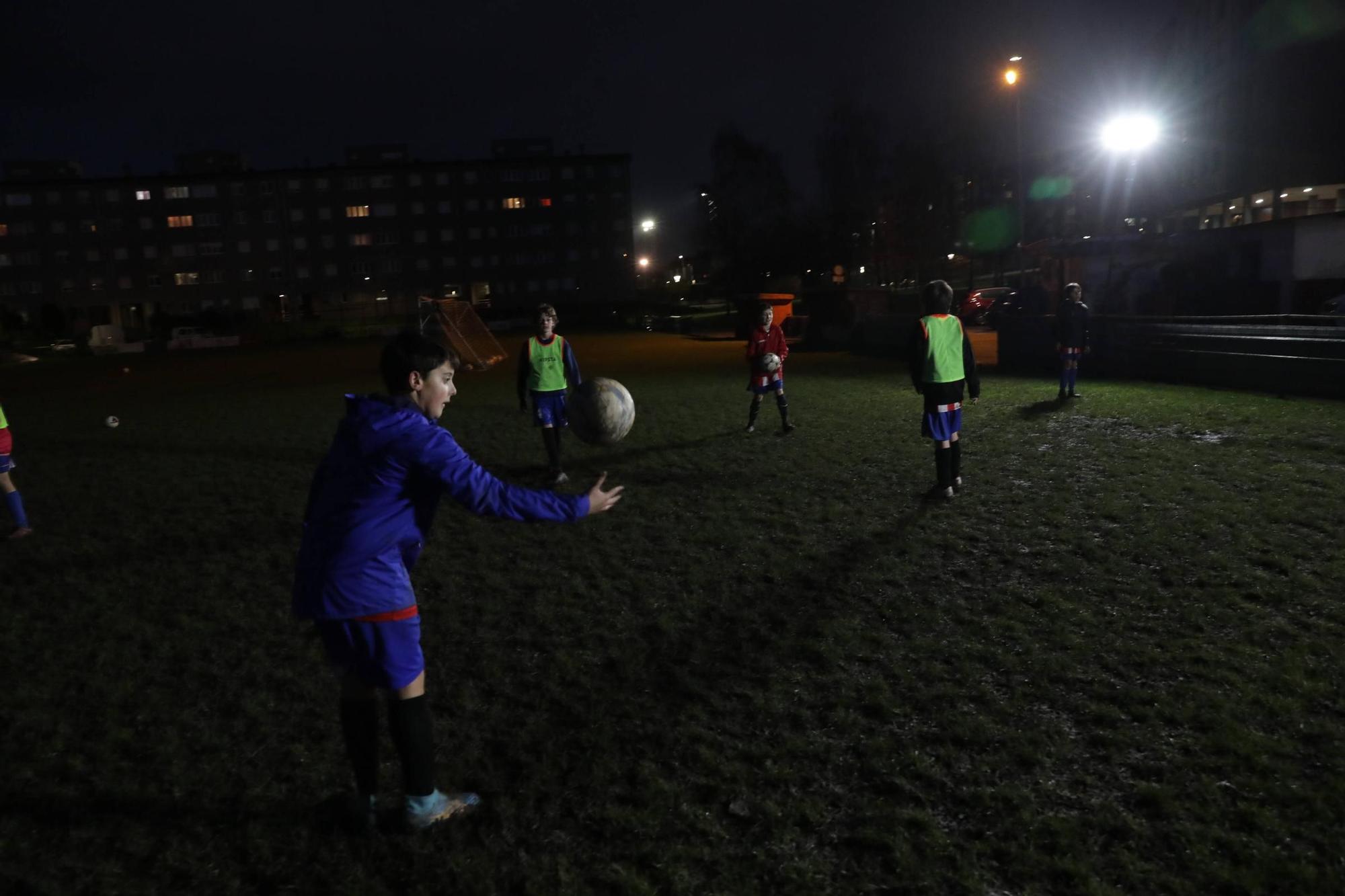 Condenados a jugar al fútbol casi a oscuras en Gijón (en imágenes)