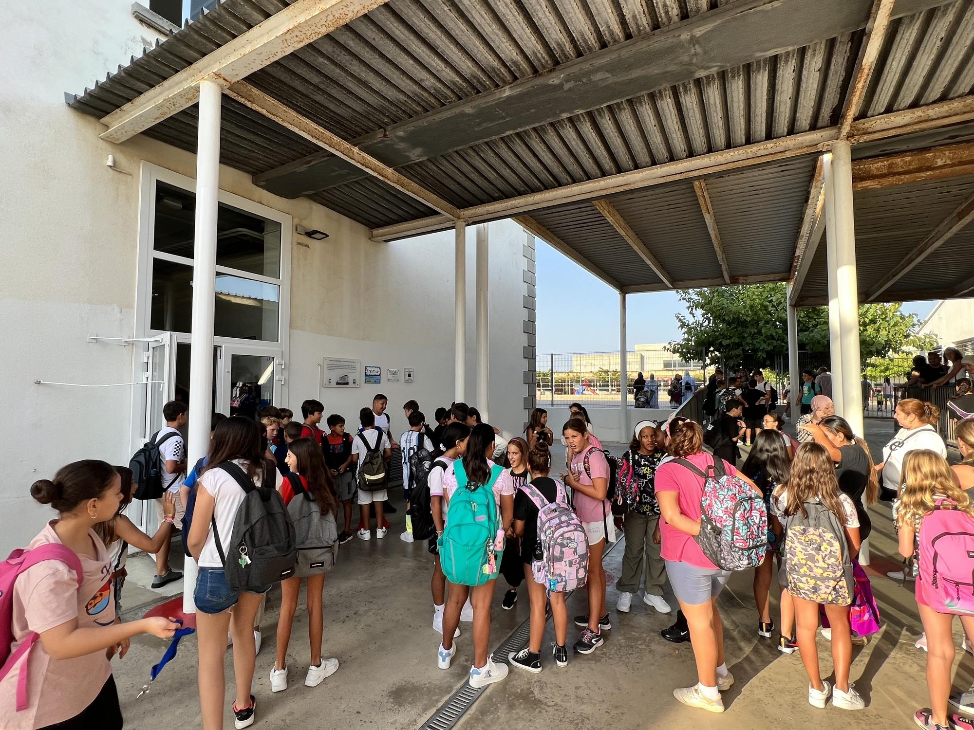 Alumnes escalencs tornant a l'escola.