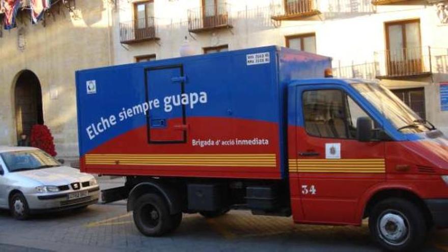 Uno de los camiones de Urbaser destinados al nuevo servicio, en la plaza de Baix.
