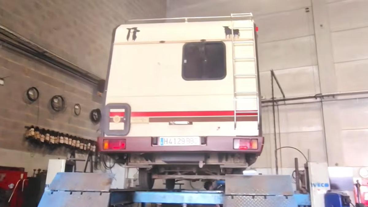 La autocaravana de Nelo siendo reparada.