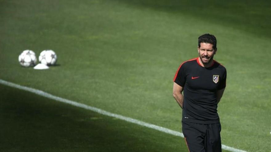 Tres partidos de sanción a Simeone por lanzar un balón al campo