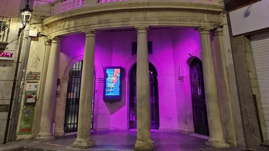 Saps per què l'Ajuntament de Berga es va il·luminar de color fúcsia?
