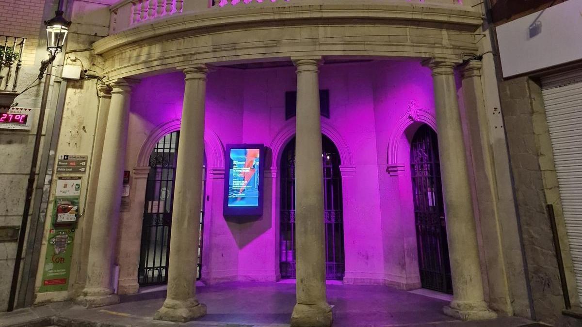 La façana de Berga de colors fúcsia