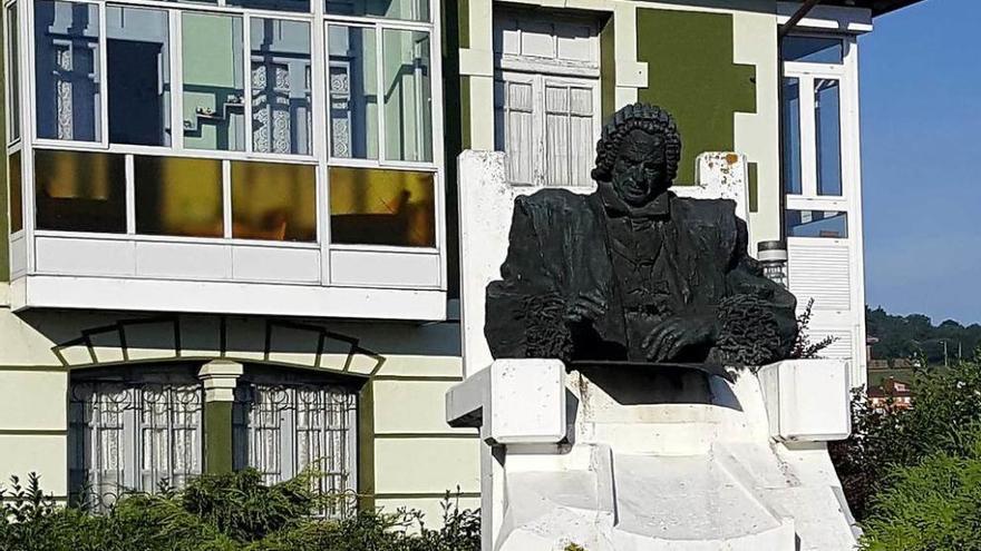 Estatua de Campomanes en Tineo.