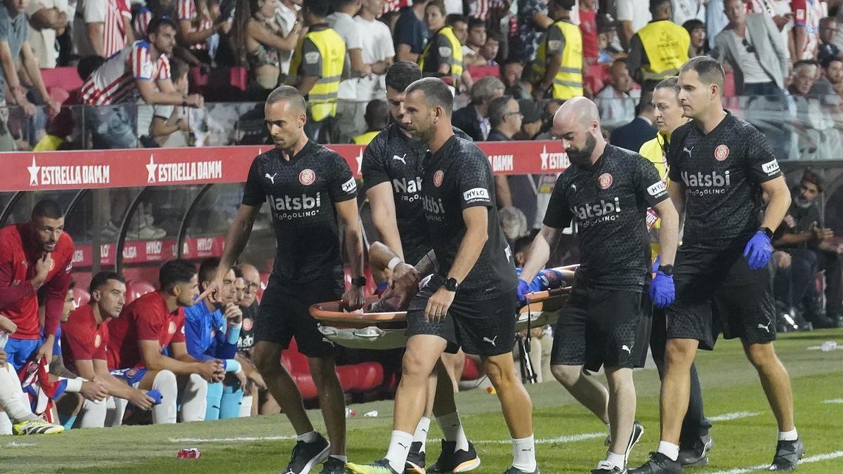 Portu és retirat en llitera de la gespa després de l'entrada de Nacho