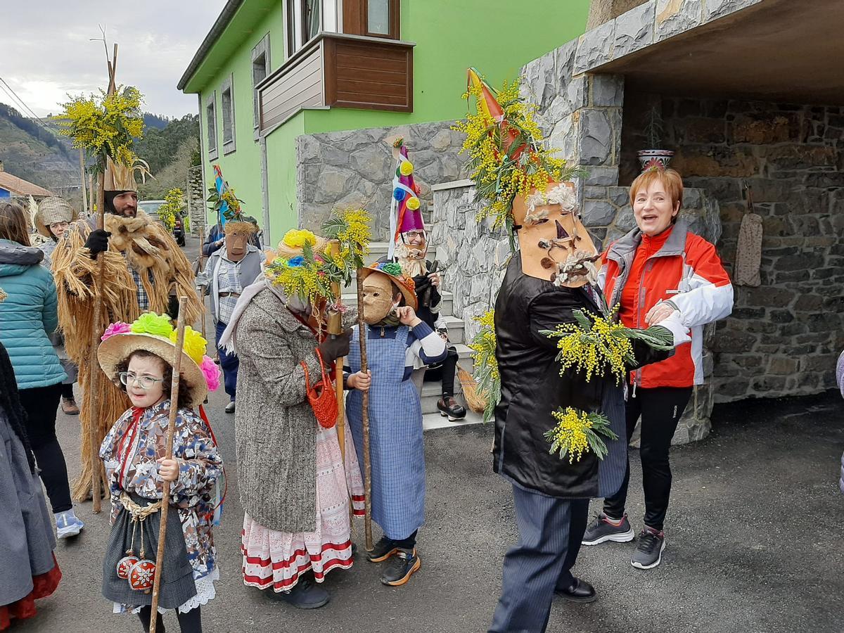 Los Mazacaraos invaden Rozaes para recuperar una tradición que goza de buena salud: el Domingo´l Gordu de la parroquia, en imágenes
