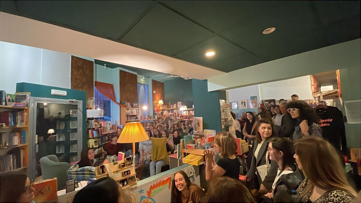 La librería Fahrenheit abarrotada durante el coloquio de "Comerás flores".