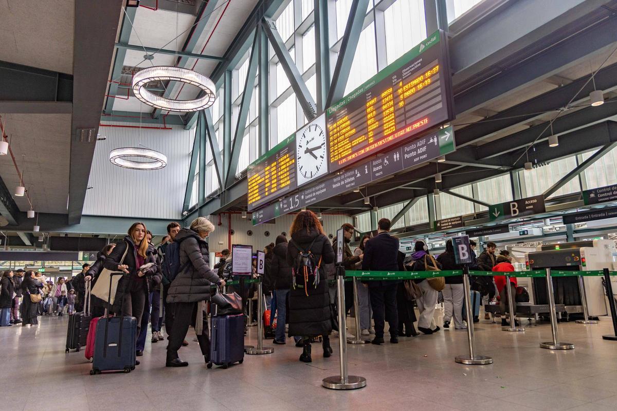 Pasajeros haciendo cola ayer en la terminal de pasajeros de la estación de ferrocarril de Santiago