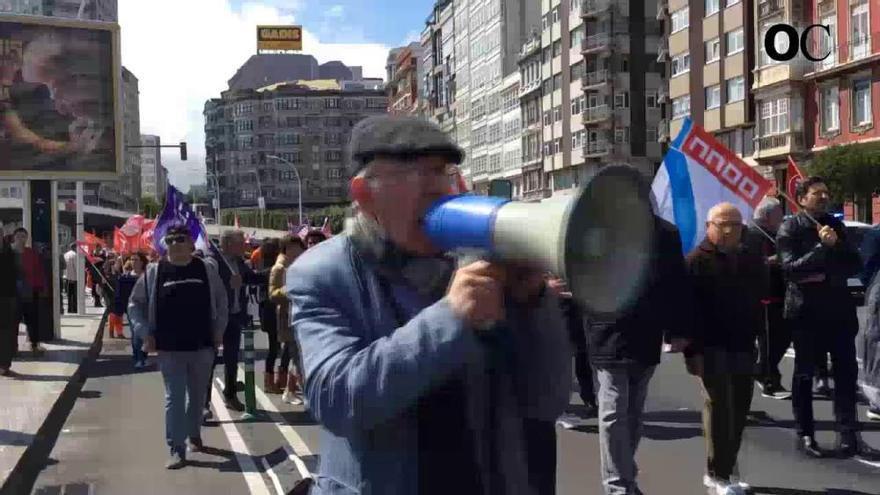 Miles de personas reclaman un "giro social" en la movilización central de UGT y CC.OO. en A Coruña