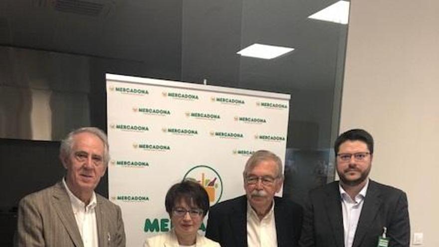 Los dirigentes de los Bancos de alimentos de Las palmas y Tenerife junto a representantes de Mercadona en Canarias.