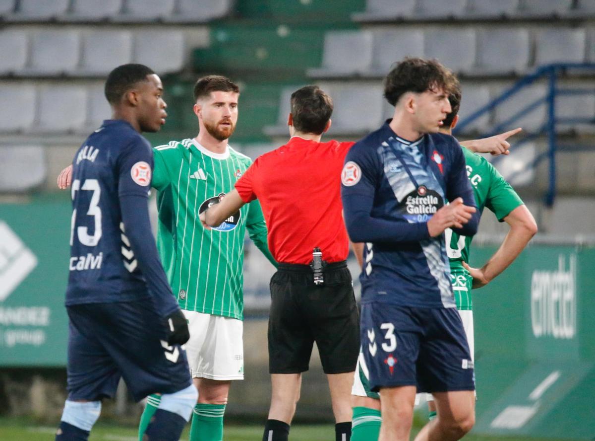 Zalaya habla con el árbitro tras ser expulsado en el partido del pasado viernes.