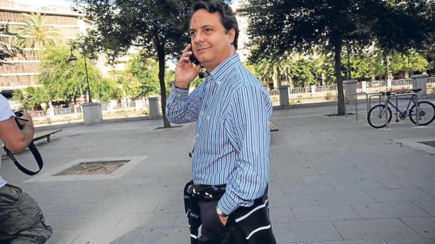 El exdirector de informativos de IB3, José María Castro, saliendo ayer tras quedar en libertad.