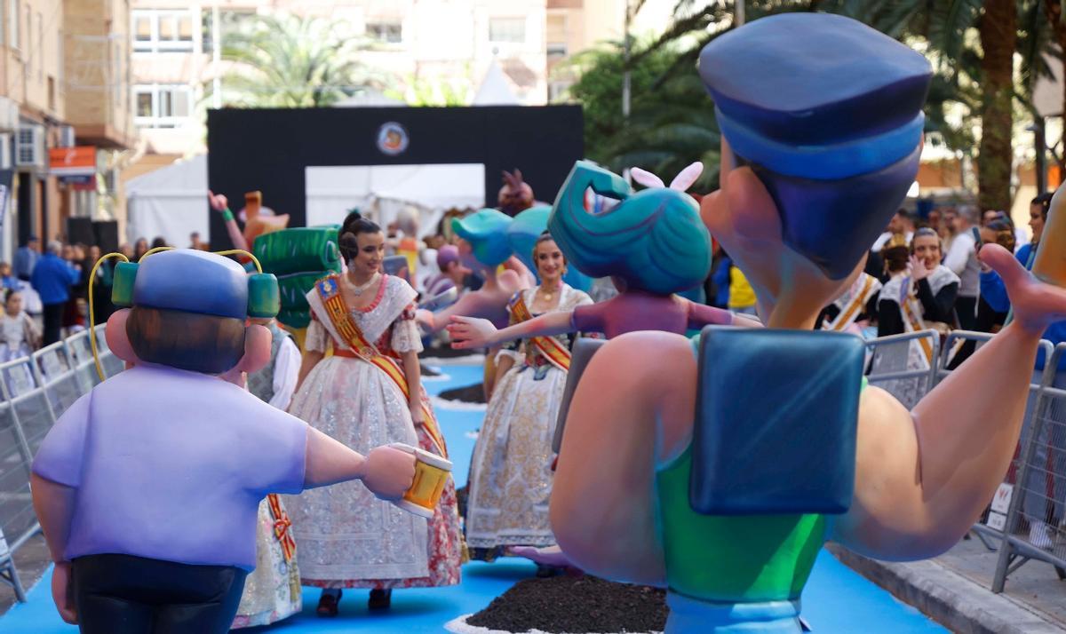 Inauguración de la falla Mestre Arambul Sanz, "la más larga de la historia", dedicada al Maratón Inauguración de la falla Mestre Arambul Sanz, "la más larga de la historia", dedicada al Maratón