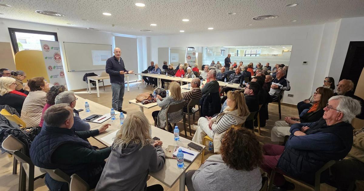 Mariano Pozo durante el taller desarrollado en el Centro de Mayores de Alhaurin de la Torre en 2024