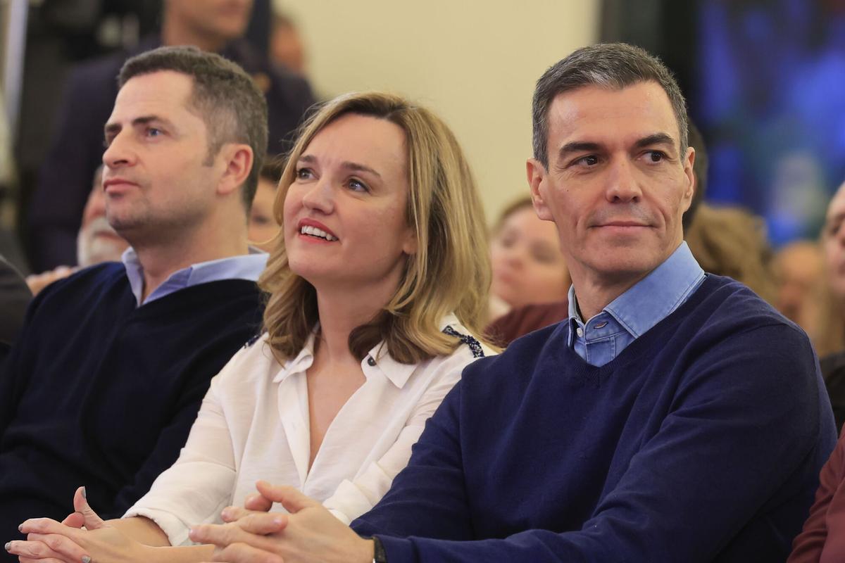 El presidente del Gobierno, Pedro Sánchez (dcha), y la candidata del PSOE en las elecciones en Aragón, Pilar Alegría (c), durante el mitin de cierre de campaña el pasado viernes en Zaragoza.