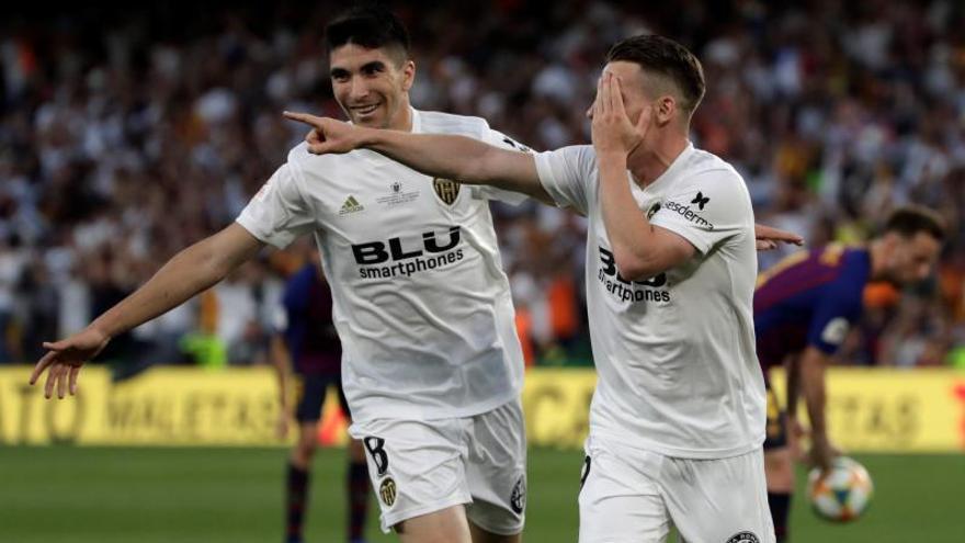 Gameiro celebra el primer gol en la victoria del Valencia CF ante el Barcelona en la final de 2019, en Sevilla.  | JULIO MUÑOZ