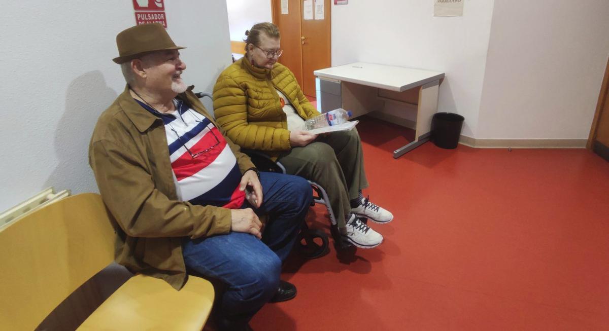 Cristiana Iuliana, una de las inquilinas de la Vía del Canal, en la antesala de vistas del juzgado benaventano.