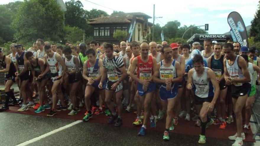 Los participantes en la Media maratón «Ruta de la Reconquista», momentos antes de tomar la salida.