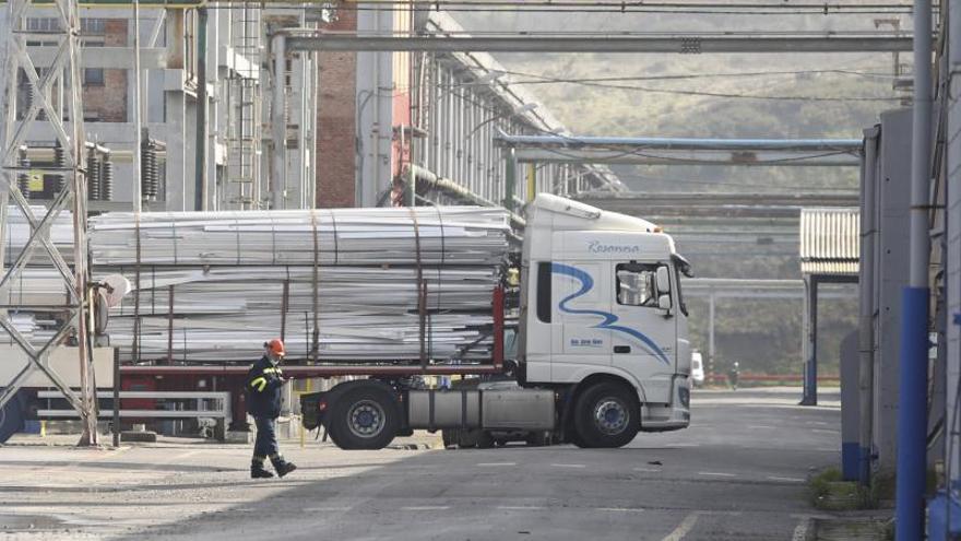 Un camión de chatarra, ayer, en las instalaciones fabriles de San Balandrán. | Ricardo Solís