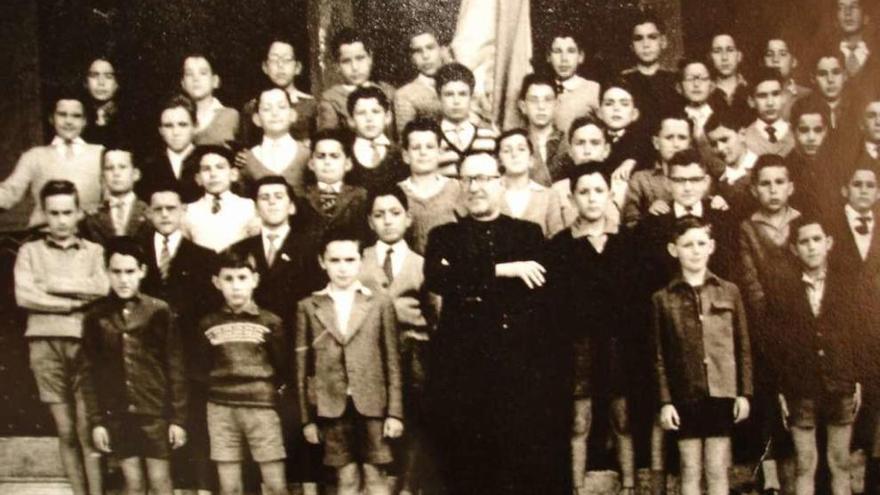 Antonio, con sus compañeros de clase en el colegio de los Salesianos.